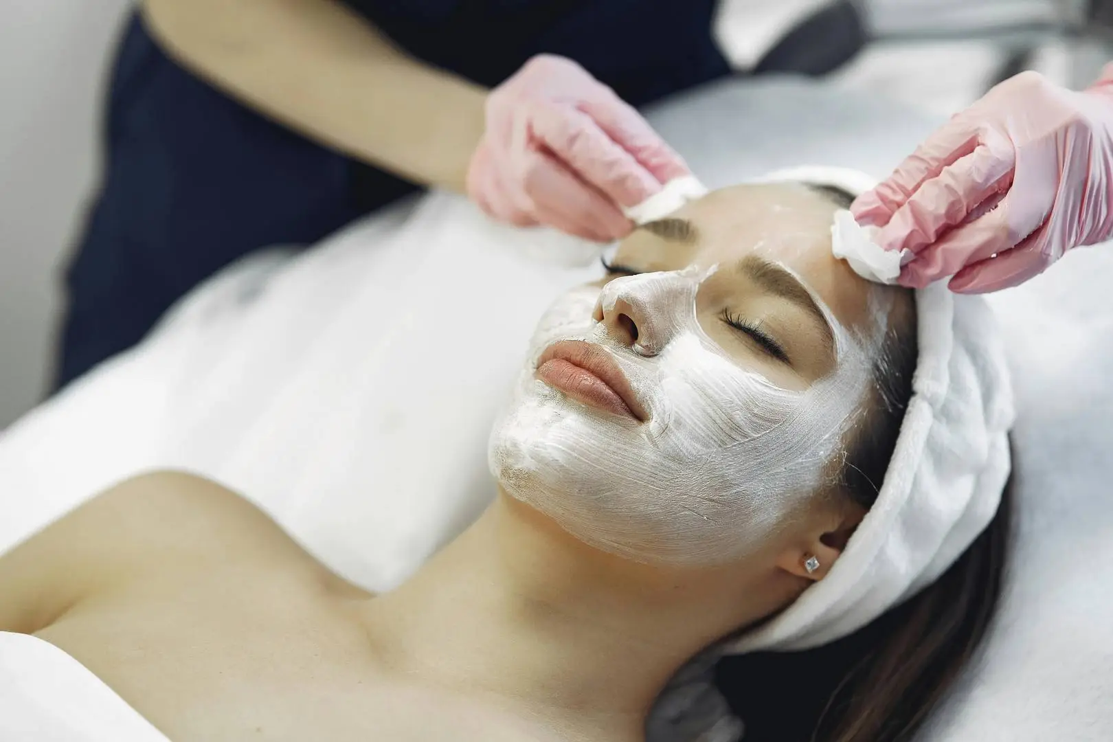 Zabieg pielęgnacyjny twarzy z maseczką w gabinecie Beauty Place & School – klientka relaksuje się podczas oczyszczania i nawilżania skóry.