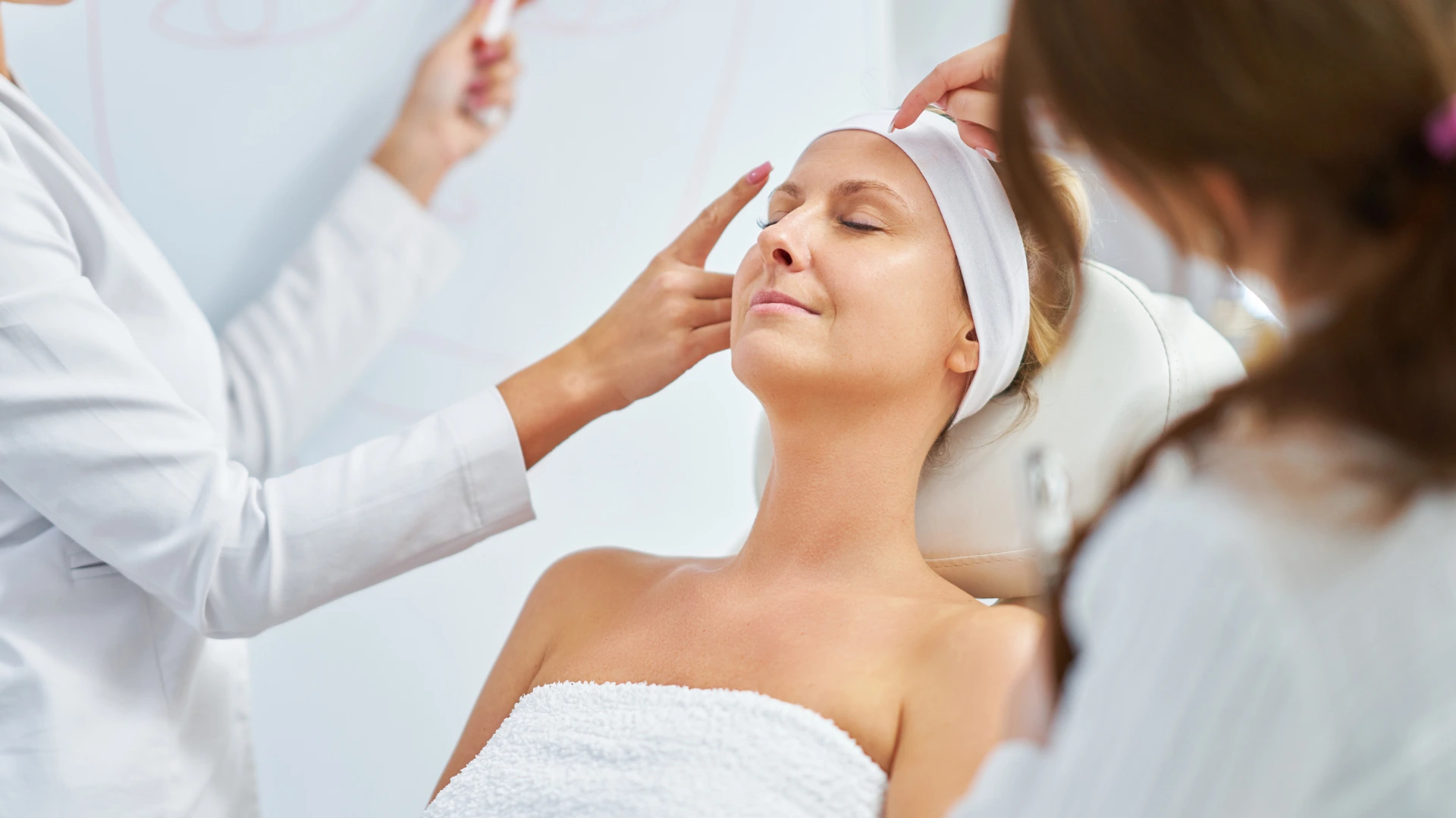 Zabieg kosmetyczny wykonywany przez kursantkę podczas szkolenia Beauty Pro Master w Beauty Place & School